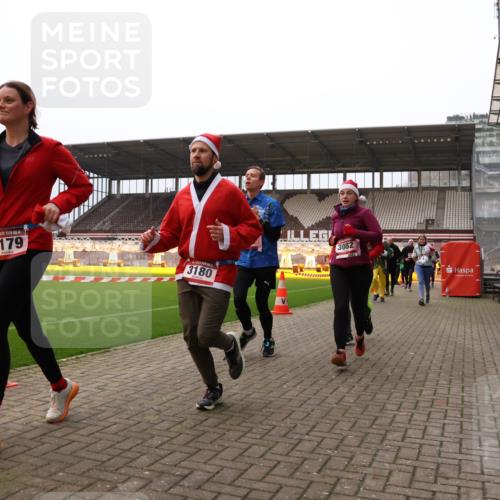 08.12.2024 - St. Pauli X-Mass-Run No. 14 Yannick Fuchs http://msf.ph/oto/7480763 08.12.2024 10:03:59 Ziel 330, 624, 815, 1565, 1678, 1788, 1870, 2219, 2759, 2819, 2933, 2948, 2955, 3071, 3082, 3169, 3179, 3180 meine-sportfotos.de