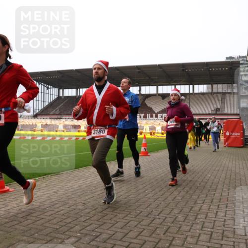 08.12.2024 - St. Pauli X-Mass-Run No. 14 Yannick Fuchs http://msf.ph/oto/7480766 08.12.2024 10:03:59 Ziel 330, 624, 815, 1565, 1678, 1788, 1870, 2219, 2759, 2819, 2933, 2948, 2955, 3071, 3082, 3169, 3179, 3180 meine-sportfotos.de