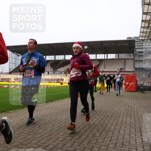08.12.2024 - St. Pauli X-Mass-Run No. 14 Yannick Fuchs http://msf.ph/oto/7480777 08.12.2024 10:04:00 Ziel 330, 624, 815, 1565, 1678, 1788, 1870, 2219, 2759, 2819, 2933, 2948, 2955, 3071, 3082, 3169, 3179, 3180 meine-sportfotos.de