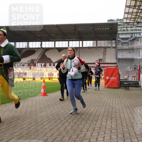 08.12.2024 - St. Pauli X-Mass-Run No. 14 Yannick Fuchs http://msf.ph/oto/7480815 08.12.2024 10:04:03 Ziel 624, 815, 1565, 1678, 1788, 1870, 2219, 2819, 2933, 2948, 2955, 3071, 3082, 3169, 3179, 3180 meine-sportfotos.de