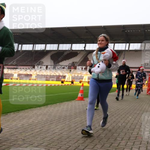08.12.2024 - St. Pauli X-Mass-Run No. 14 Yannick Fuchs http://msf.ph/oto/7480823 08.12.2024 10:04:03 Ziel 624, 815, 1565, 1678, 1788, 1870, 2219, 2819, 2933, 2948, 2955, 3071, 3082, 3169, 3179, 3180 meine-sportfotos.de