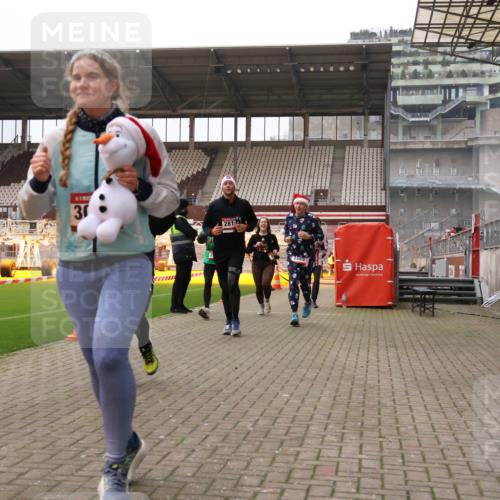 08.12.2024 - St. Pauli X-Mass-Run No. 14 Yannick Fuchs http://msf.ph/oto/7480826 08.12.2024 10:04:04 Ziel 815, 1565, 1678, 1788, 1870, 2219, 2604, 2819, 2933, 2948, 2955, 3071, 3082, 3169, 3179, 3180 meine-sportfotos.de