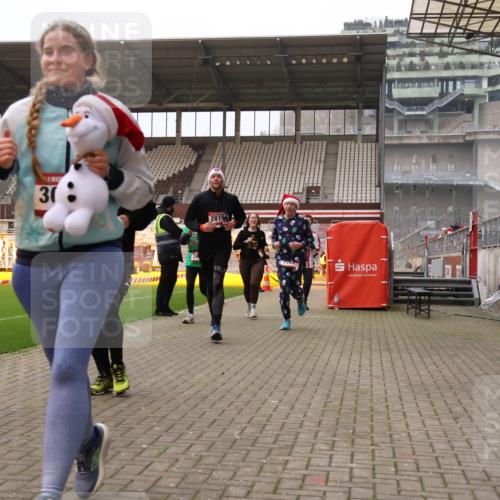 08.12.2024 - St. Pauli X-Mass-Run No. 14 Yannick Fuchs http://msf.ph/oto/7480831 08.12.2024 10:04:04 Ziel 815, 1565, 1678, 1788, 1870, 2219, 2604, 2819, 2933, 2948, 2955, 3071, 3082, 3169, 3179, 3180 meine-sportfotos.de