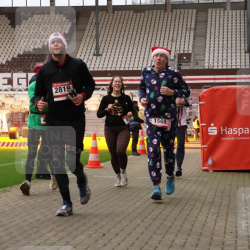 08.12.2024 - St. Pauli X-Mass-Run No. 14 Yannick Fuchs http://msf.ph/oto/7480832 08.12.2024 10:04:04 Ziel 815, 1565, 1678, 1788, 1870, 2219, 2604, 2819, 2933, 2948, 2955, 3071, 3082, 3169, 3179, 3180 meine-sportfotos.de