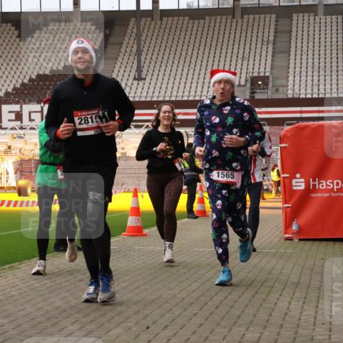 08.12.2024 - St. Pauli X-Mass-Run No. 14 Yannick Fuchs http://msf.ph/oto/7480835 08.12.2024 10:04:04 Ziel 815, 1565, 1678, 1788, 1870, 2219, 2604, 2819, 2933, 2948, 2955, 3071, 3082, 3169, 3179, 3180 meine-sportfotos.de