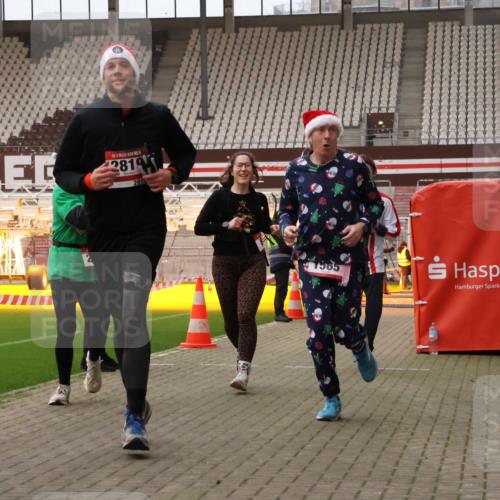 08.12.2024 - St. Pauli X-Mass-Run No. 14 Yannick Fuchs http://msf.ph/oto/7480838 08.12.2024 10:04:04 Ziel 815, 1565, 1678, 1788, 1870, 2219, 2604, 2819, 2933, 2948, 2955, 3071, 3082, 3169, 3179, 3180 meine-sportfotos.de