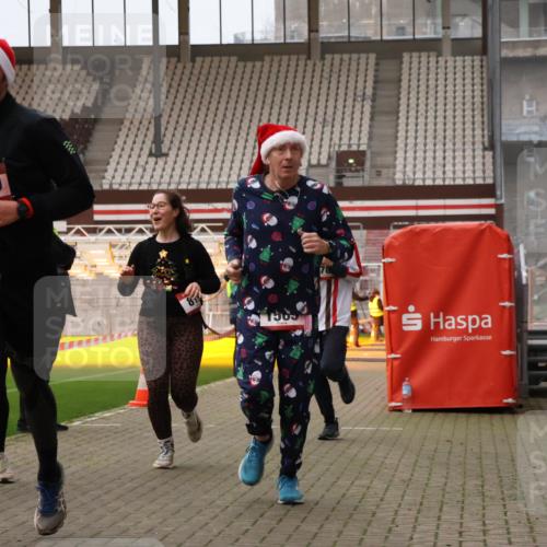 08.12.2024 - St. Pauli X-Mass-Run No. 14 Yannick Fuchs http://msf.ph/oto/7480841 08.12.2024 10:04:05 Ziel 815, 1565, 1788, 1870, 2219, 2604, 2819, 2933, 2948, 2955, 3071, 3082, 3169, 3179, 3180 meine-sportfotos.de