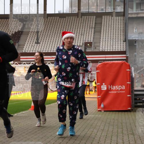08.12.2024 - St. Pauli X-Mass-Run No. 14 Yannick Fuchs http://msf.ph/oto/7480844 08.12.2024 10:04:05 Ziel 815, 1565, 1788, 1870, 2219, 2604, 2819, 2933, 2948, 2955, 3071, 3082, 3169, 3179, 3180 meine-sportfotos.de