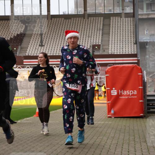 08.12.2024 - St. Pauli X-Mass-Run No. 14 Yannick Fuchs http://msf.ph/oto/7480847 08.12.2024 10:04:05 Ziel 815, 1565, 1788, 1870, 2219, 2604, 2819, 2933, 2948, 2955, 3071, 3082, 3169, 3179, 3180 meine-sportfotos.de
