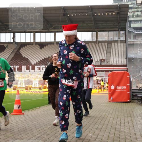 08.12.2024 - St. Pauli X-Mass-Run No. 14 Yannick Fuchs http://msf.ph/oto/7480866 08.12.2024 10:04:06 Ziel 815, 1565, 1788, 1870, 2219, 2604, 2819, 2933, 2948, 3071, 3082, 3169, 3179, 3180 meine-sportfotos.de
