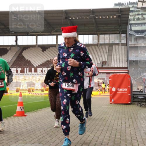 08.12.2024 - St. Pauli X-Mass-Run No. 14 Yannick Fuchs http://msf.ph/oto/7480867 08.12.2024 10:04:07 Ziel 815, 1565, 1788, 1870, 2219, 2604, 2819, 2933, 2948, 3071, 3082, 3169, 3179, 3180 meine-sportfotos.de