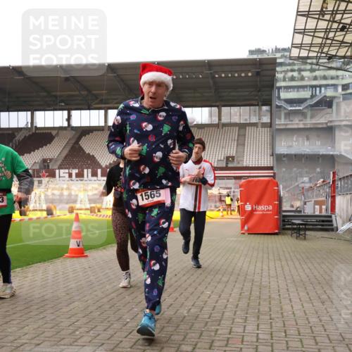 08.12.2024 - St. Pauli X-Mass-Run No. 14 Yannick Fuchs http://msf.ph/oto/7480870 08.12.2024 10:04:07 Ziel 815, 1565, 1788, 1870, 2219, 2604, 2819, 2933, 2948, 3071, 3082, 3169, 3179, 3180 meine-sportfotos.de