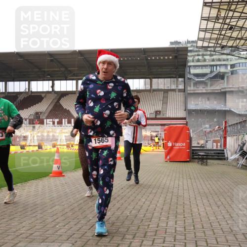 08.12.2024 - St. Pauli X-Mass-Run No. 14 Yannick Fuchs http://msf.ph/oto/7480873 08.12.2024 10:04:07 Ziel 815, 1565, 1788, 1870, 2219, 2604, 2819, 2933, 2948, 3071, 3082, 3169, 3179, 3180 meine-sportfotos.de