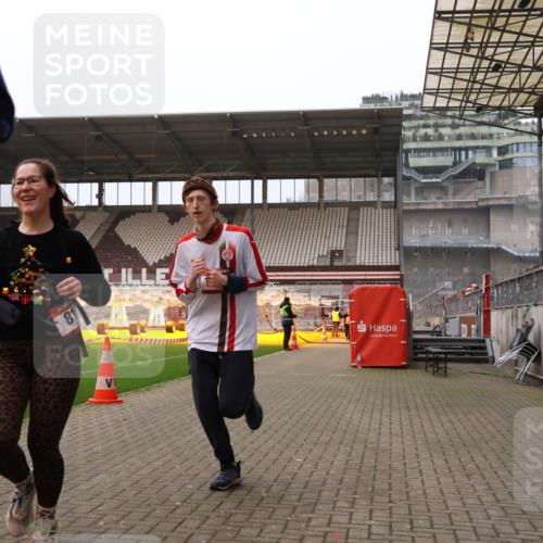 08.12.2024 - St. Pauli X-Mass-Run No. 14 Yannick Fuchs http://msf.ph/oto/7480877 08.12.2024 10:04:08 Ziel 815, 1565, 1788, 1870, 2219, 2604, 2819, 2933, 2948, 3071, 3082, 3169, 3179, 3180 meine-sportfotos.de