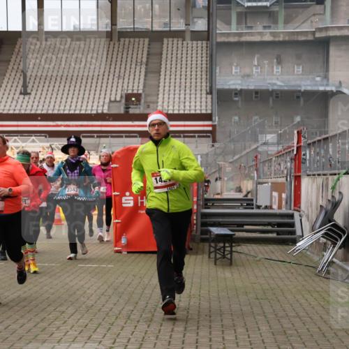 08.12.2024 - St. Pauli X-Mass-Run No. 14 Yannick Fuchs http://msf.ph/oto/7480975 08.12.2024 10:04:25 Ziel 31, 89, 299, 627, 634, 791, 1421, 2380, 2382, 2383, 2604, 3008 meine-sportfotos.de