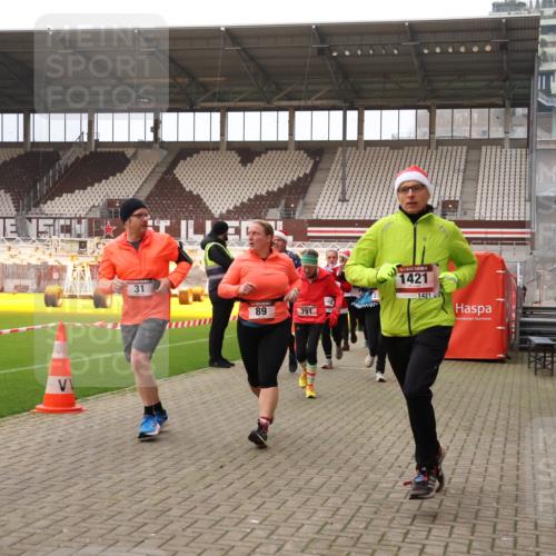 08.12.2024 - St. Pauli X-Mass-Run No. 14 Yannick Fuchs http://msf.ph/oto/7480981 08.12.2024 10:04:26 Ziel 31, 89, 299, 595, 627, 634, 748, 791, 1421, 2380, 2382, 2383, 2485, 2604, 3008 meine-sportfotos.de