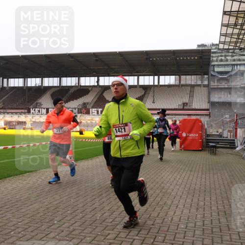 08.12.2024 - St. Pauli X-Mass-Run No. 14 Yannick Fuchs http://msf.ph/oto/7480986 08.12.2024 10:04:27 Ziel 31, 89, 299, 595, 627, 634, 748, 791, 1421, 2380, 2382, 2383, 2485, 2604, 3008 meine-sportfotos.de