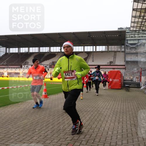 08.12.2024 - St. Pauli X-Mass-Run No. 14 Yannick Fuchs http://msf.ph/oto/7480989 08.12.2024 10:04:27 Ziel 31, 89, 299, 595, 627, 634, 748, 791, 1421, 2380, 2382, 2383, 2485, 2604, 3008 meine-sportfotos.de