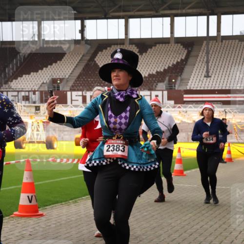 08.12.2024 - St. Pauli X-Mass-Run No. 14 Yannick Fuchs http://msf.ph/oto/7481026 08.12.2024 10:04:29 Ziel 31, 89, 172, 299, 595, 627, 634, 748, 791, 1421, 2380, 2382, 2383, 2485, 2604, 2758, 3007, 3008 meine-sportfotos.de