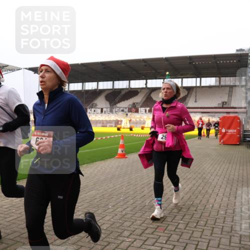 08.12.2024 - St. Pauli X-Mass-Run No. 14 Yannick Fuchs http://msf.ph/oto/7481110 08.12.2024 10:04:33 Ziel 31, 76, 89, 172, 299, 595, 627, 634, 748, 791, 1421, 2380, 2382, 2383, 2485, 2758, 3007, 3008 meine-sportfotos.de