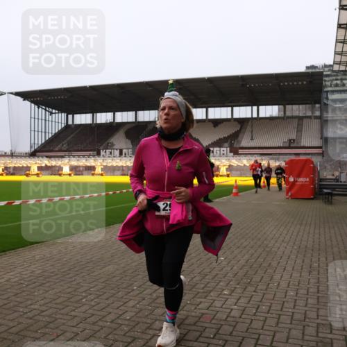 08.12.2024 - St. Pauli X-Mass-Run No. 14 Yannick Fuchs http://msf.ph/oto/7481122 08.12.2024 10:04:33 Ziel 31, 76, 89, 172, 299, 595, 627, 634, 748, 791, 1421, 2380, 2382, 2383, 2485, 2758, 3007, 3008 meine-sportfotos.de