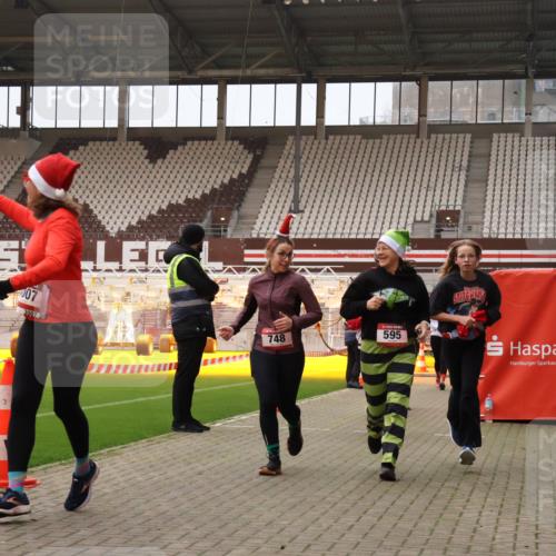 08.12.2024 - St. Pauli X-Mass-Run No. 14 Yannick Fuchs http://msf.ph/oto/7481165 08.12.2024 10:04:38 Ziel 31, 76, 89, 172, 299, 595, 627, 634, 748, 791, 2380, 2382, 2383, 2485, 2758, 2937, 3007 meine-sportfotos.de