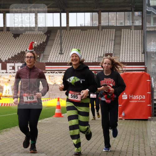 08.12.2024 - St. Pauli X-Mass-Run No. 14 Yannick Fuchs http://msf.ph/oto/7481169 08.12.2024 10:04:40 Ziel 76, 172, 299, 595, 627, 634, 748, 2380, 2382, 2383, 2485, 2758, 2937, 3007 meine-sportfotos.de