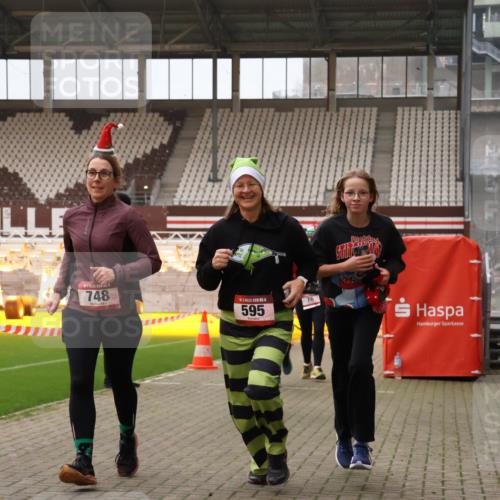 08.12.2024 - St. Pauli X-Mass-Run No. 14 Yannick Fuchs http://msf.ph/oto/7481175 08.12.2024 10:04:40 Ziel 76, 172, 299, 595, 627, 634, 748, 2380, 2382, 2383, 2485, 2758, 2937, 3007 meine-sportfotos.de
