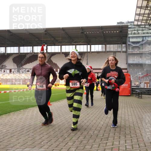 08.12.2024 - St. Pauli X-Mass-Run No. 14 Yannick Fuchs http://msf.ph/oto/7481195 08.12.2024 10:04:41 Ziel 76, 172, 299, 595, 627, 634, 748, 2380, 2485, 2758, 2937, 3007 meine-sportfotos.de