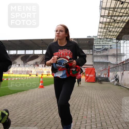 08.12.2024 - St. Pauli X-Mass-Run No. 14 Yannick Fuchs http://msf.ph/oto/7481224 08.12.2024 10:04:42 Ziel 76, 172, 299, 595, 627, 634, 748, 2380, 2485, 2758, 2937, 3007 meine-sportfotos.de
