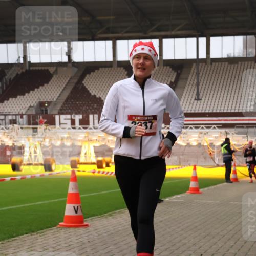 08.12.2024 - St. Pauli X-Mass-Run No. 14 Yannick Fuchs http://msf.ph/oto/7481313 08.12.2024 10:04:48 Ziel 76, 172, 595, 748, 1189, 1355, 2042, 2043, 2485, 2758, 2937, 3007 meine-sportfotos.de