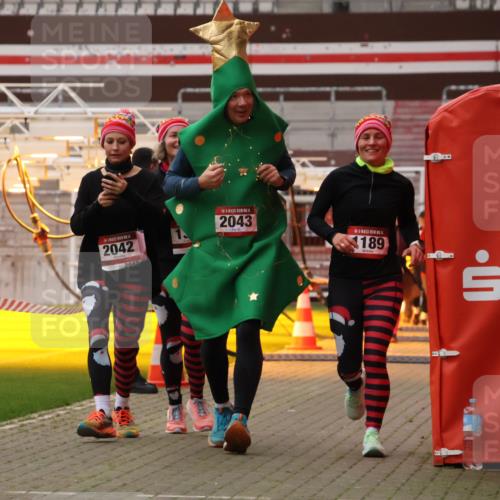 08.12.2024 - St. Pauli X-Mass-Run No. 14 Yannick Fuchs http://msf.ph/oto/7481328 08.12.2024 10:04:51 Ziel 76, 172, 595, 748, 1189, 1355, 2042, 2043, 2485, 2758, 2937, 3007 meine-sportfotos.de