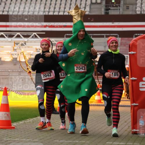 08.12.2024 - St. Pauli X-Mass-Run No. 14 Yannick Fuchs http://msf.ph/oto/7481334 08.12.2024 10:04:52 Ziel 76, 172, 1189, 1355, 2042, 2043, 2758, 2937, 3007 meine-sportfotos.de