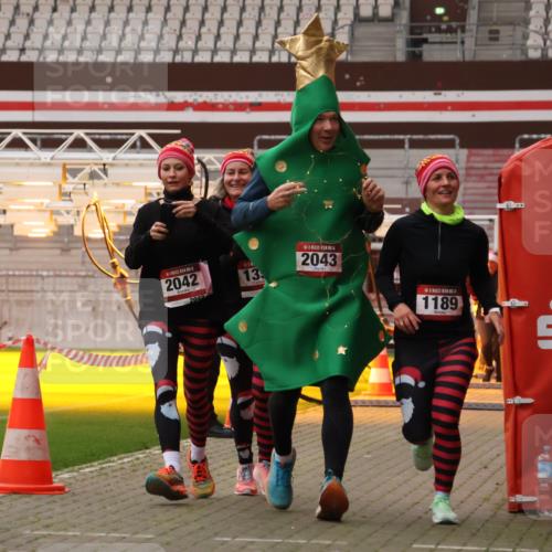 08.12.2024 - St. Pauli X-Mass-Run No. 14 Yannick Fuchs http://msf.ph/oto/7481337 08.12.2024 10:04:52 Ziel 76, 172, 1189, 1355, 2042, 2043, 2758, 2937, 3007 meine-sportfotos.de