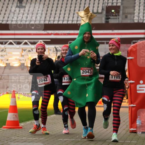 08.12.2024 - St. Pauli X-Mass-Run No. 14 Yannick Fuchs http://msf.ph/oto/7481350 08.12.2024 10:04:53 Ziel 76, 172, 1189, 1355, 2042, 2043, 2758, 2937, 3007 meine-sportfotos.de