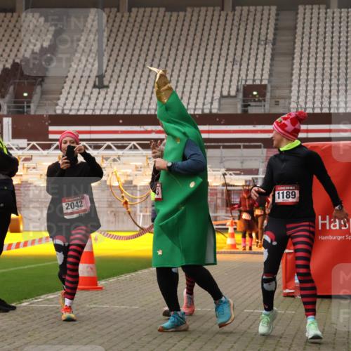 08.12.2024 - St. Pauli X-Mass-Run No. 14 Yannick Fuchs http://msf.ph/oto/7481361 08.12.2024 10:04:54 Ziel 76, 172, 1189, 1355, 2042, 2043, 2937 meine-sportfotos.de
