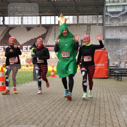 08.12.2024 - St. Pauli X-Mass-Run No. 14 Yannick Fuchs http://msf.ph/oto/7481406 08.12.2024 10:04:57 Ziel 1021, 1067, 1189, 1355, 2013, 2015, 2042, 2043, 2836, 2937 meine-sportfotos.de