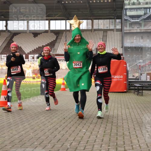 08.12.2024 - St. Pauli X-Mass-Run No. 14 Yannick Fuchs http://msf.ph/oto/7481409 08.12.2024 10:04:57 Ziel 1021, 1067, 1189, 1355, 2013, 2015, 2042, 2043, 2836, 2937 meine-sportfotos.de
