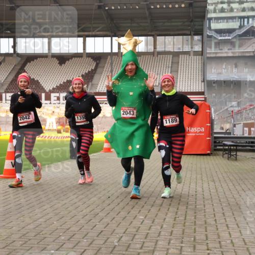 08.12.2024 - St. Pauli X-Mass-Run No. 14 Yannick Fuchs http://msf.ph/oto/7481412 08.12.2024 10:04:57 Ziel 1021, 1067, 1189, 1355, 2013, 2015, 2042, 2043, 2836, 2937 meine-sportfotos.de