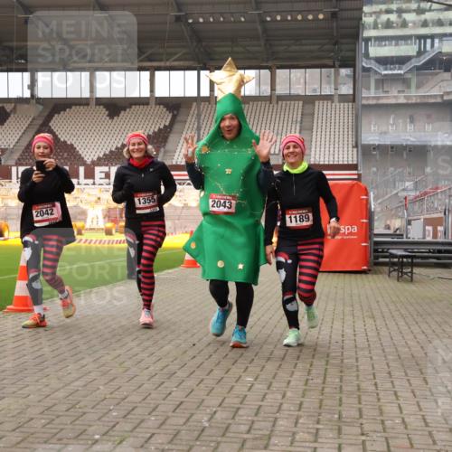 08.12.2024 - St. Pauli X-Mass-Run No. 14 Yannick Fuchs http://msf.ph/oto/7481414 08.12.2024 10:04:57 Ziel 1021, 1067, 1189, 1355, 2013, 2015, 2042, 2043, 2836, 2937 meine-sportfotos.de