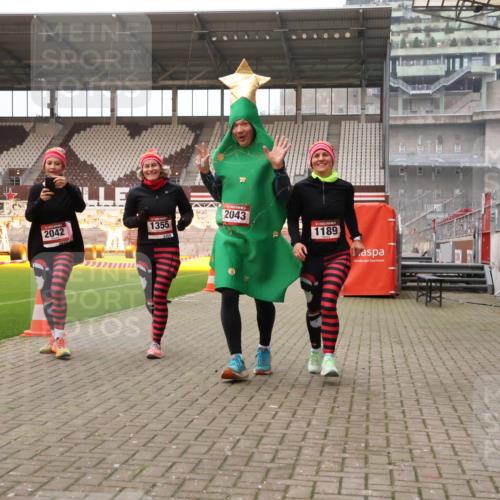 08.12.2024 - St. Pauli X-Mass-Run No. 14 Yannick Fuchs http://msf.ph/oto/7481420 08.12.2024 10:04:57 Ziel 1021, 1067, 1189, 1355, 2013, 2015, 2042, 2043, 2836, 2937 meine-sportfotos.de