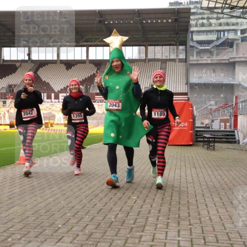 08.12.2024 - St. Pauli X-Mass-Run No. 14 Yannick Fuchs http://msf.ph/oto/7481423 08.12.2024 10:04:57 Ziel 1021, 1067, 1189, 1355, 2013, 2015, 2042, 2043, 2836, 2937 meine-sportfotos.de