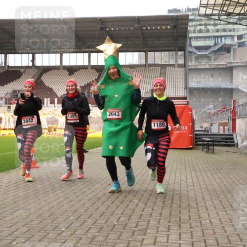 08.12.2024 - St. Pauli X-Mass-Run No. 14 Yannick Fuchs http://msf.ph/oto/7481429 08.12.2024 10:04:57 Ziel 1021, 1067, 1189, 1355, 2013, 2015, 2042, 2043, 2836, 2937 meine-sportfotos.de