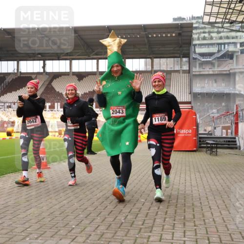 08.12.2024 - St. Pauli X-Mass-Run No. 14 Yannick Fuchs http://msf.ph/oto/7481432 08.12.2024 10:04:57 Ziel 1021, 1067, 1189, 1355, 2013, 2015, 2042, 2043, 2836, 2937 meine-sportfotos.de