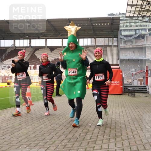 08.12.2024 - St. Pauli X-Mass-Run No. 14 Yannick Fuchs http://msf.ph/oto/7481437 08.12.2024 10:04:57 Ziel 1021, 1067, 1189, 1355, 2013, 2015, 2042, 2043, 2836, 2937 meine-sportfotos.de