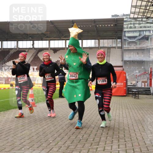 08.12.2024 - St. Pauli X-Mass-Run No. 14 Yannick Fuchs http://msf.ph/oto/7481441 08.12.2024 10:04:57 Ziel 1021, 1067, 1189, 1355, 2013, 2015, 2042, 2043, 2836, 2937 meine-sportfotos.de