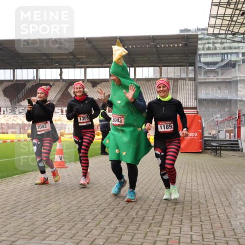 08.12.2024 - St. Pauli X-Mass-Run No. 14 Yannick Fuchs http://msf.ph/oto/7481444 08.12.2024 10:04:58 Ziel 1021, 1067, 1189, 1355, 2013, 2015, 2042, 2043, 2836, 2937 meine-sportfotos.de