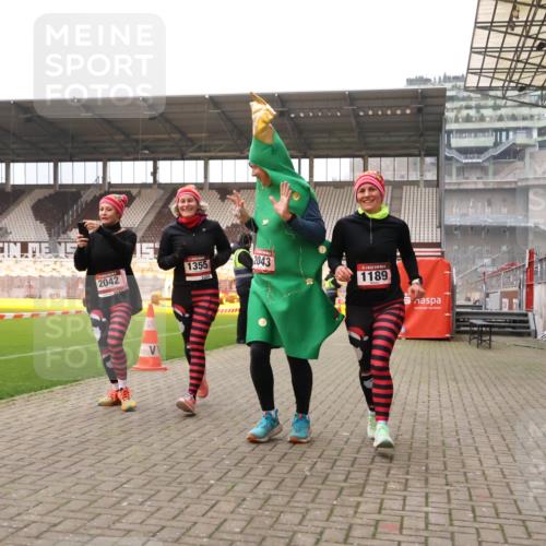 08.12.2024 - St. Pauli X-Mass-Run No. 14 Yannick Fuchs http://msf.ph/oto/7481448 08.12.2024 10:04:58 Ziel 1021, 1067, 1189, 1355, 2013, 2015, 2042, 2043, 2836, 2937 meine-sportfotos.de