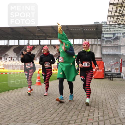 08.12.2024 - St. Pauli X-Mass-Run No. 14 Yannick Fuchs http://msf.ph/oto/7481450 08.12.2024 10:04:58 Ziel 1021, 1067, 1189, 1355, 2013, 2015, 2042, 2043, 2836, 2937 meine-sportfotos.de