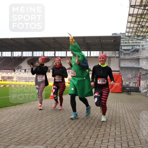 08.12.2024 - St. Pauli X-Mass-Run No. 14 Yannick Fuchs http://msf.ph/oto/7481459 08.12.2024 10:04:58 Ziel 1021, 1067, 1189, 1355, 2013, 2015, 2042, 2043, 2836, 2937 meine-sportfotos.de